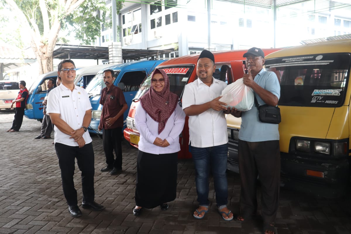 Kompak, Bupati dan Wakil Bupati Gresik Bagikan Ratusan Paket Sembako Untuk Sopir Angkutan Umum